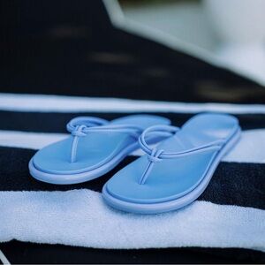 🩴NWT OluKai Aka Sandals🩴